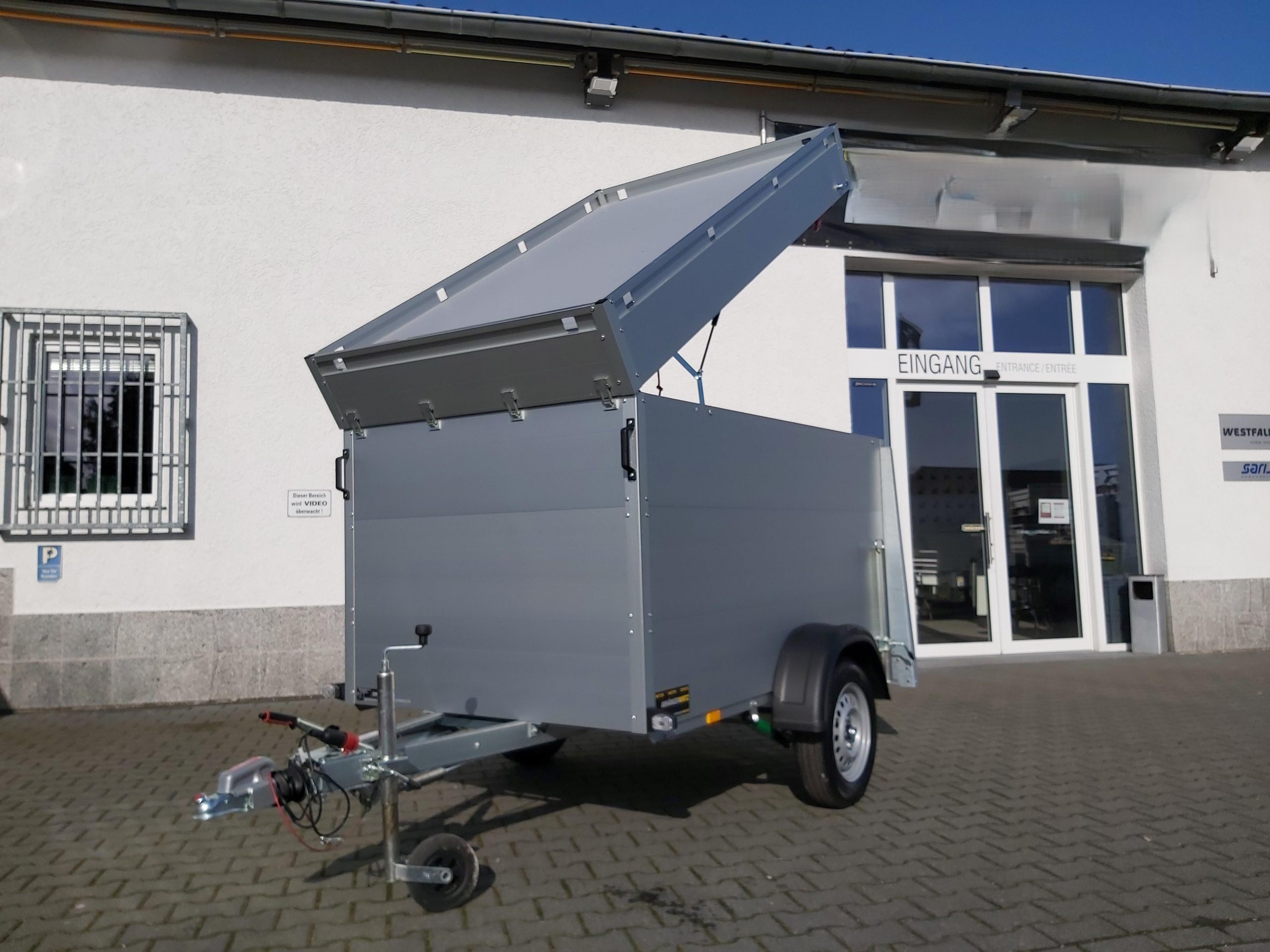 41335-13965-scaled-1.jpg ALUBOXX Deckelanhänger GTB 750 VT2 211x126x118cm Heckrampe (XS) 750kg Top Seller Angebot – Image 1